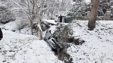 Beykoz'da yoğun kar yağışı kazaya neden oldu: Otomobil dereye uçtu, 3 kişi yaralandı
