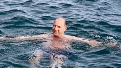 Giresun Valisi kış ortasında denize girdi! Kar yağarken Karadeniz’e kulaç attı