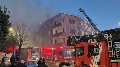 Küçükçekmece'de 3 katlı binada yangın çıktı