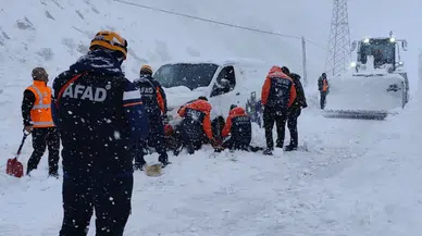 Hakkari'de korkunç kaza: Otomobil çığ altında kaldı