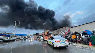 Mersin'de plastik ham madde deposunda yangın!