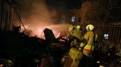 Hatay Payas'ta hurdalık yangını: İtfaiye ekipleri seferber oldu