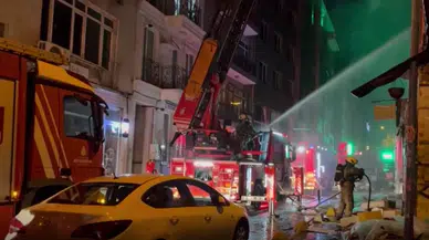 Kadıköy'de metruk binada yangın: 1 kişi camdan atladı!
