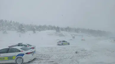 Tokat - Sivas karayolunda araçlar karda mahsur kaldı