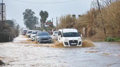 İzmir Ödemiş'te sağanak etkili oldu, araçlar yolda kaldı