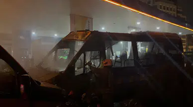 Kağıthane'de korkutan yangın : Benzin istasyonundaki 2 minibüs alev aldı