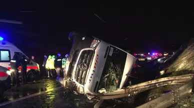 Kuzey Marmara Otoyolu'nda servis aracı devrildi: Kazada 11 kişi yaralandı