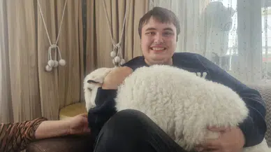 Otizmli gencin hayatı 'Üzüm' ile değişti: Evde kuzuya bebek gibi bakıyorlar!