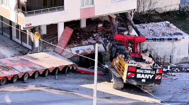 Başakşehir'de vinç koptu: 2 araca ve binaya çarptı!