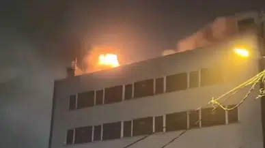 Kağıthane'de korku dolu anlar: 4 katlı binanın çatısı alev alev yandı