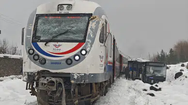 Diyarbakır'da tren belediye otobüsüyle çarpıştı: Sürücü yaralandı