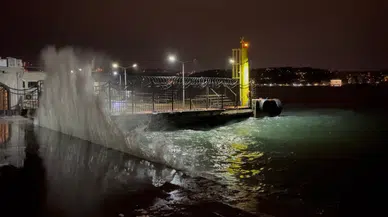 İstanbul'da kuvvetli rüzgar: Vatandaşlar zor anlar yaşadı!
