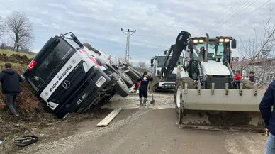 Samsun'da taksiyle çarpışan beton mikseri kanala devrildi