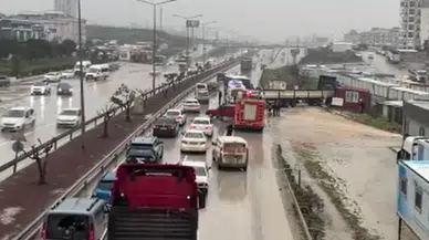 Hatay'da otobüsle çarpışan tır, barakaya daldı : Ekipler ve vatandaşlar dakikalarca olay yerinde yaralı aradı