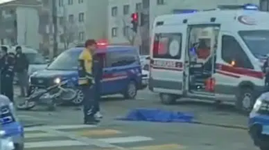 Gaziantep’te kavşakta feci kaza : Otomobilin çarptığı motosikletli öldü