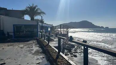 Antalya'da dalgalar balık lokantasını sular altında bıraktı