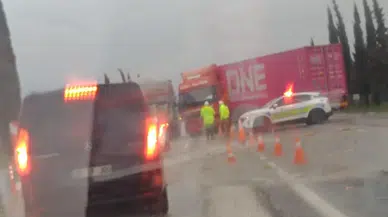 Denizli’de kontrolden çıkan tır yolu kapattı : Trafik tek şeritte kilitlendi