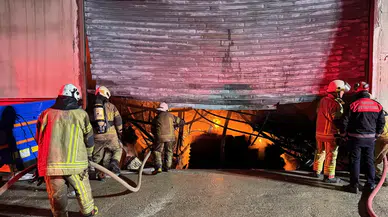 İzmir Buca'da mobilya atölyesinde yangın : Çok sayıda ekip sevk edildi