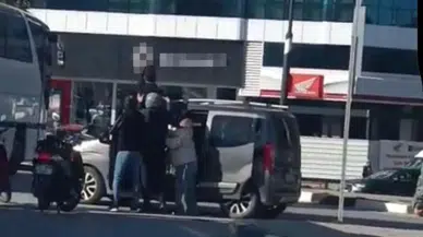 Manisa'da kavşakta geçiş önceliği kavgası : Taraflar birbirine girdi