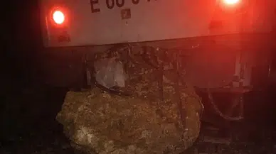 Balıkesir'de düşen kayalar nedeniyle yolcu treni raydan çıktı