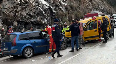 Muğla'da 2 araç kafa kafaya çarpıştı : 1'i ağır 7 kişi yaralandı