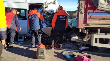 Kayseri'de kaza : Öğrenci servisi tıra çarptı