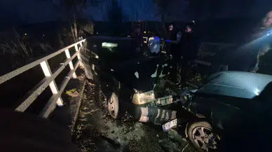 Bursa'da iki otomobil kafa kafaya çarpıştı : 3 kişi yaralandı