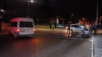 Adıyaman'da minibüs ile hafif ticari araç çarpıştı : 1 kişi yaralandı