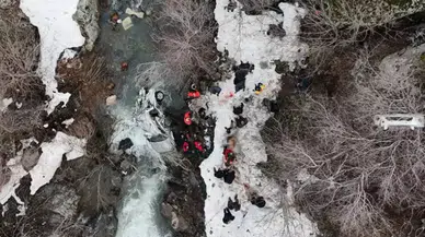 Bitlis’te feci kaza : Hafif ticari araç dereye uçtu, 3 ölü 5 yaralı