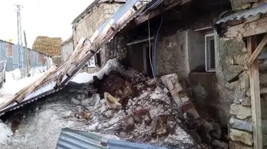 Erzincan’da şiddetli fırtına çatıları uçurdu