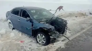 Erzurum'da gizli buzlanma kazası : Otomobil tırla çarpıştı , sürücüler yaralandı