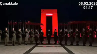 Mehmetçik 6 Şubat depremlerinde hayatını kaybedenler için saygı duruşunda