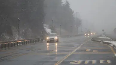 D-100 kara yolunda uyarı : Bolu Dağı geçişinde sis ve yağış etkisini artırdı