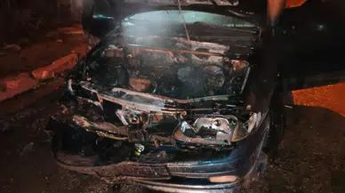 Elazığ'da park halindeki araç alevlere teslim oldu