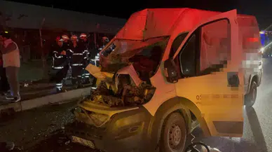 Eskişehir'de panelvan araç, tıra ok gibi saplandı : 2 yaralı