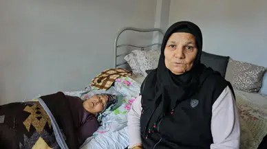 Yalnız yaşayan yatalak kadının bakımını komşuları sağlıyor