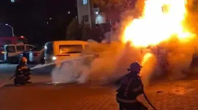 Denizli Merkezefendi'de park halindeki araç alev alev yandı