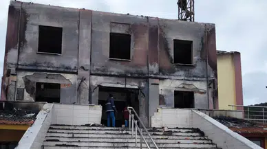 Bolu Mengen'de yanan camide enkaz kaldırma çalışmaları başladı