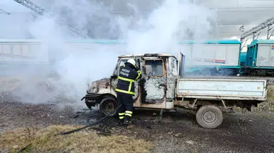 Hatay'da park halindeki kamyonet alevlere teslim oldu