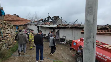 Balıkesir'de yangın felaketi : Sındırgı'da bitişik evler alev aldı , 1 kişi yaralandı