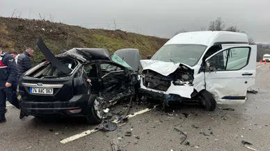 Bartın'da otomobil ile ticari araç çarpıştı : Polis memuru hayatını kaybetti