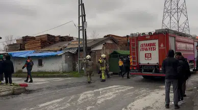 Başakşehir'de 3 katlı binanın çatısında yangın!