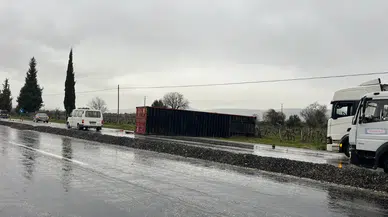 Denizli'de kaza : Tırın dorsesi yola savruldu