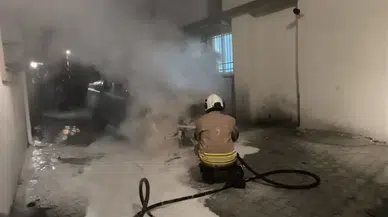 Hatay'da park halindeki otomobilde yangın çıktı