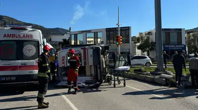 Bodrum'da faciadan dönüldü : Hasta taşıyan ambulans devrildi , 4 kişi yaralandı