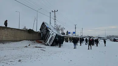 Ağrı'da yolcu otobüsü devrildi: 16 kişi yaralandı