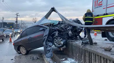 Kocaeli'de feci kaza : Otomobil bariyerlere çarptı, sürücü yaralandı