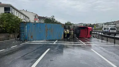 Diyarbakır'da buğday yüklü tır devrildi : Tonlarca mahsul yola saçıldı