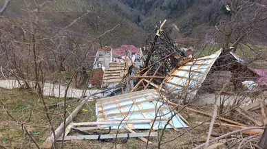 Ordu'da korku dolu anlar : Fırtınada evlerin çatıları uçtu , duvarlar yıkıldı