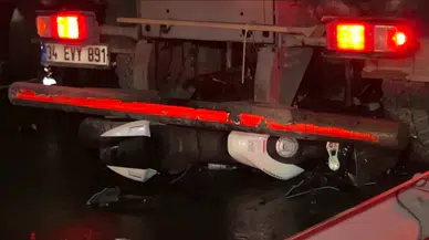 Küçükçekmece D-100’de feci kaza : Motosiklet temizlik aracının altına girdi , 2 kişi hayatını kaybetti